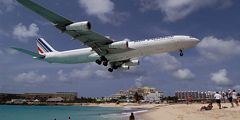 Авиакомпании отменяют рейсы на Карибы