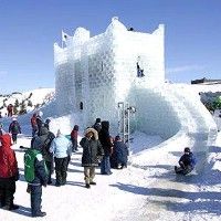Церковь возведенная из ледяных кубов