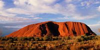 У красной скалы Улуру в Австралии вводят сухой закон