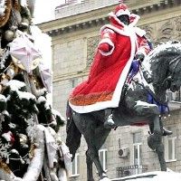 В Москве памятник Долгорукому вновь переоденут Дедом Морозом