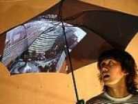Японский зонт покажет клипы из интернета