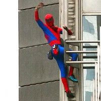 Мойщиков окон в шанхайском отеле нарядили в костюмы Человека-паука