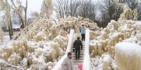 Мороз превратил водопад в Эстонии в сказочный город