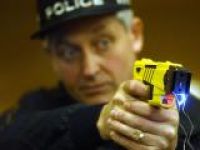Швейцарских полицейских вооружили "тазерами"