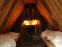 Eco-Lodge Kolarbyn - хижина из хвороста с двумя кроватями и очагом