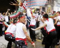 Китай: Фестиваль пьяного дракона лечит и развлекает