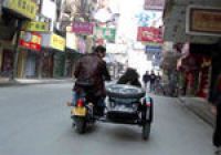Китай: по Шанхаю туристов теперь возят на винтажных мотоциклах
