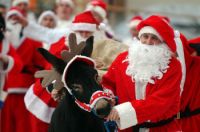 Санта-Клаусы и Деды Морозы открывают зимний сезон