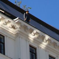   	 Скульптура человека на краю крыши в Вене пугает прохожих