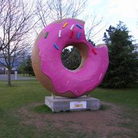 Вандалы "сожрали" памятник гигантскому розовому пончику в Спрингфилде