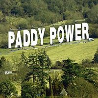 Букмекерская компания Paddy Power установила гигантскую надпись рядом с городом Челтенхем