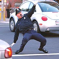 Танцующий полицейский прославил город