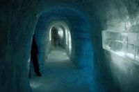 В Норвегии от жары спасаются в ледяном туннеле