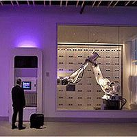 Робот отвечает за багаж в отеле Нью-Йорка