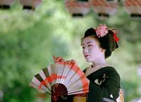 В Японии гейши ищут спасения от назойливых туристов