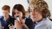 Британские школьники без смартфона не отдыхают