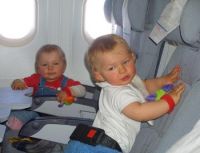 Отдохнуть от капризов детей родители смогут и на борту самолета