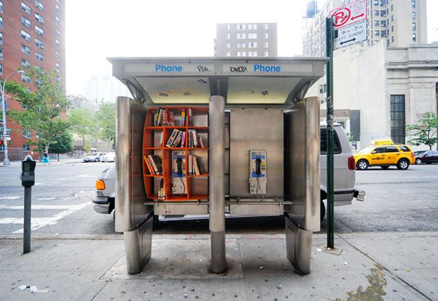 Вместо телефонов повесят книжные полки
