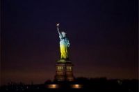 Статуя Свободы в Нью-Йорке стала желто-синей