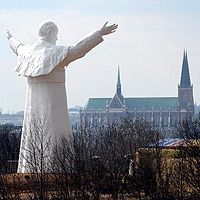  	 В Польше установлена гигантская статуя Иоанна Павла II