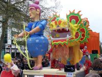 Красочный карнавал во французском Нанте