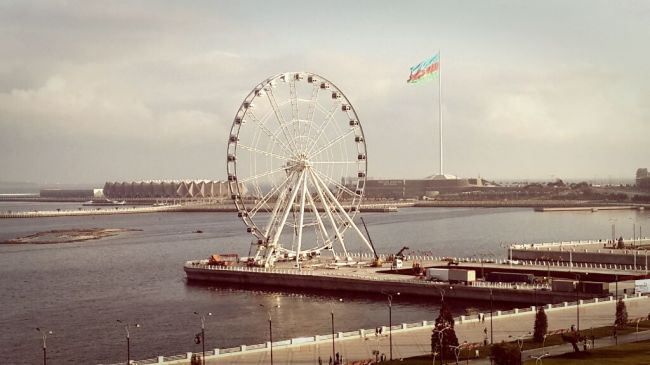 Новое колесо обозрения в парке Баку