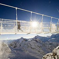 Построили мост со стеклянным полом в горных Альпах