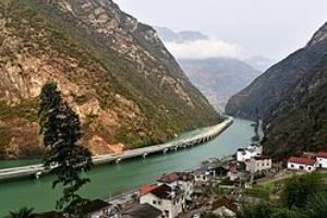 Китайцы построили мост вдоль реки