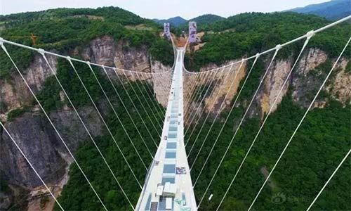 В Китае создали стеклянный мост над пропастью