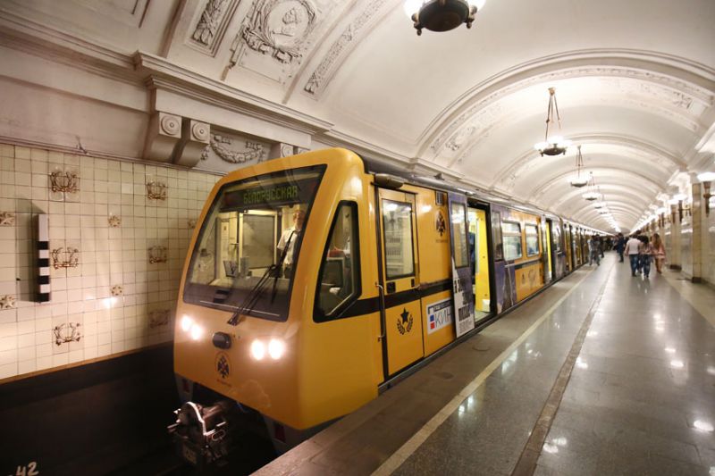 Московский метрополитен установил стойки для зарядки телефонов и прочей техники