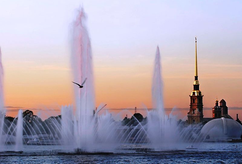 В Петербурге проснулись фонтаны