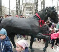 В Ярославской области установили памятник коню