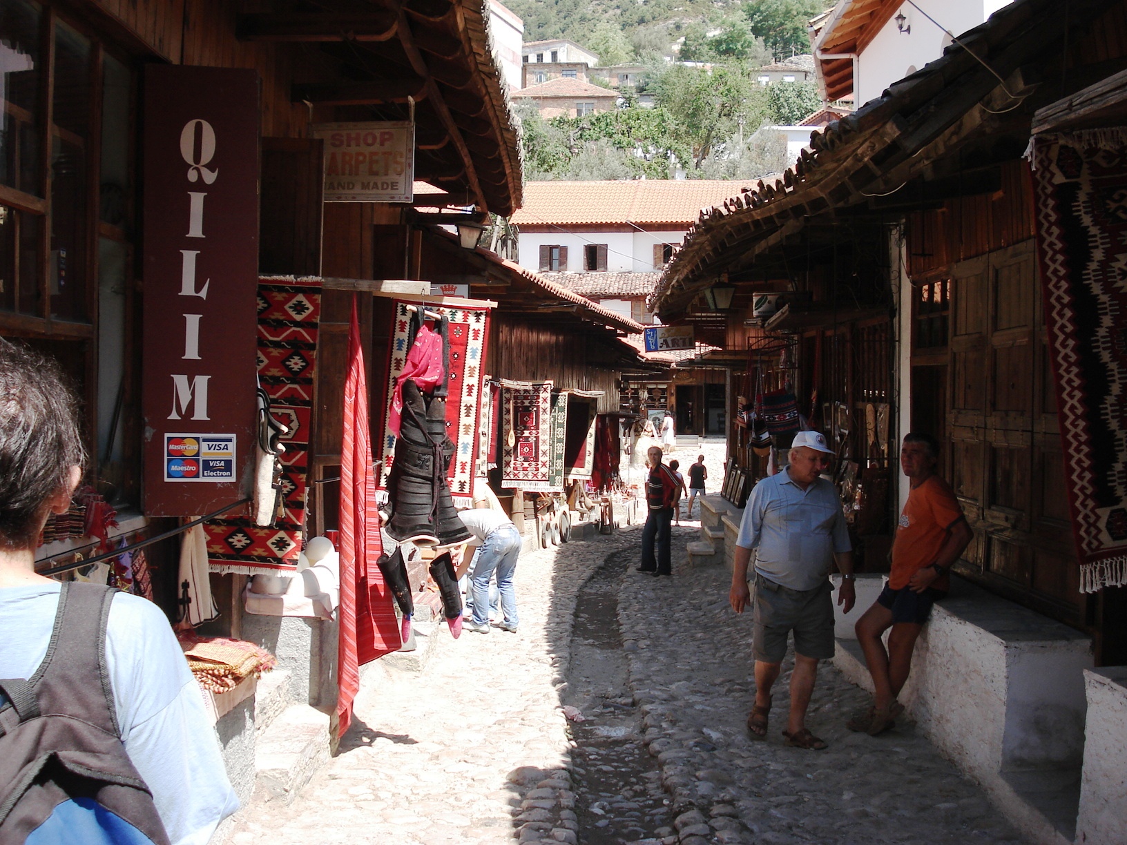 Круя. На старинной улице - рай для любителей сувениров - Албания фото #2894