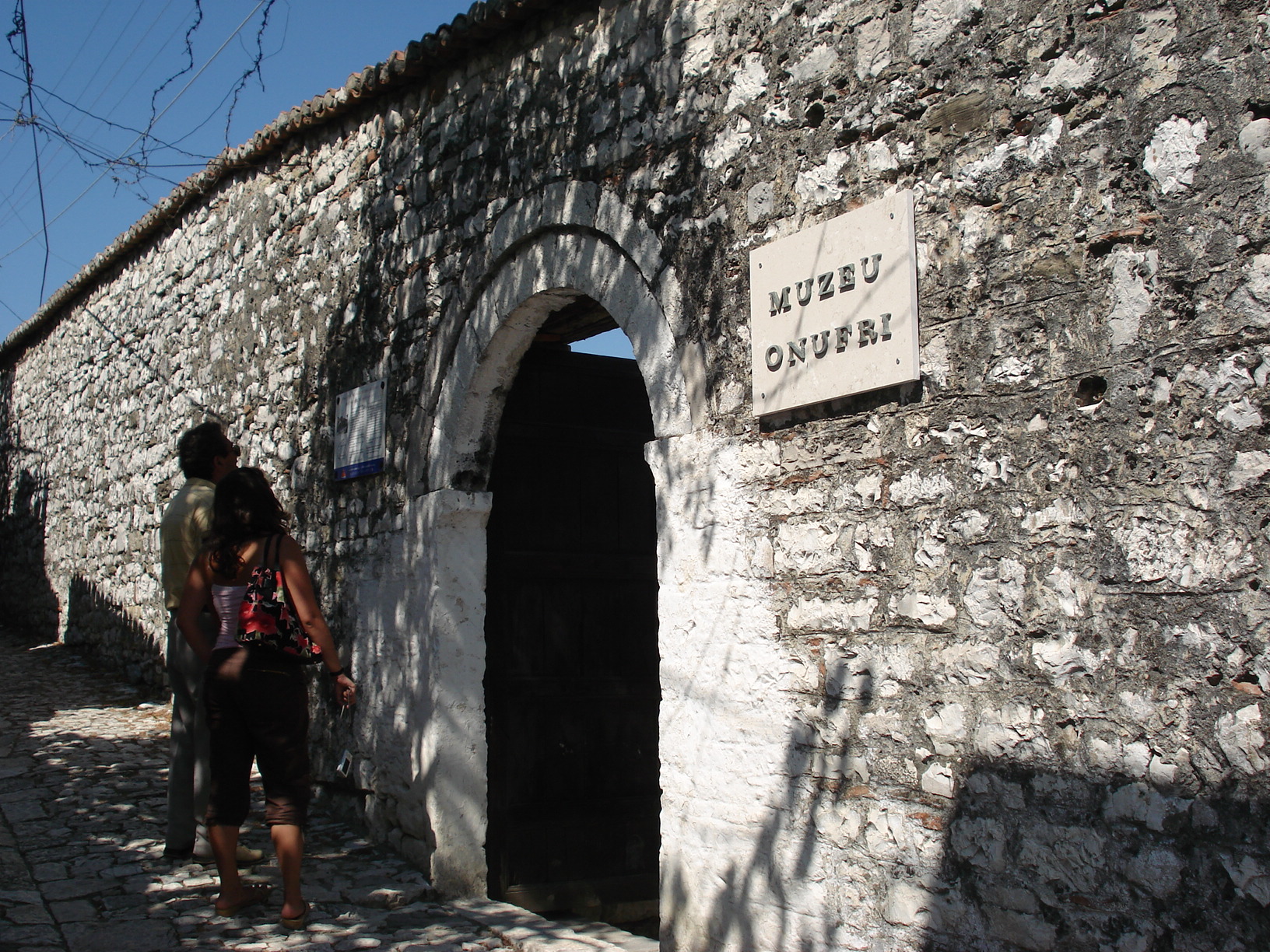 У входа в музей иконописца Онуфри - Берат, Албания фото #2877