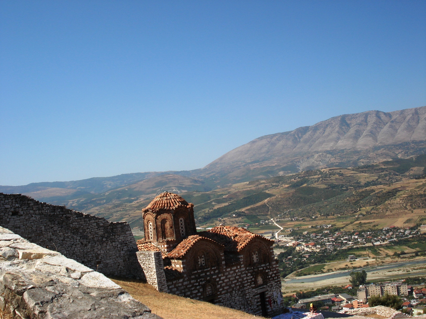 Средневековая церковь святой Троицы и вид на гору Томори и реку Осуми - Берат, Албания фото #2879