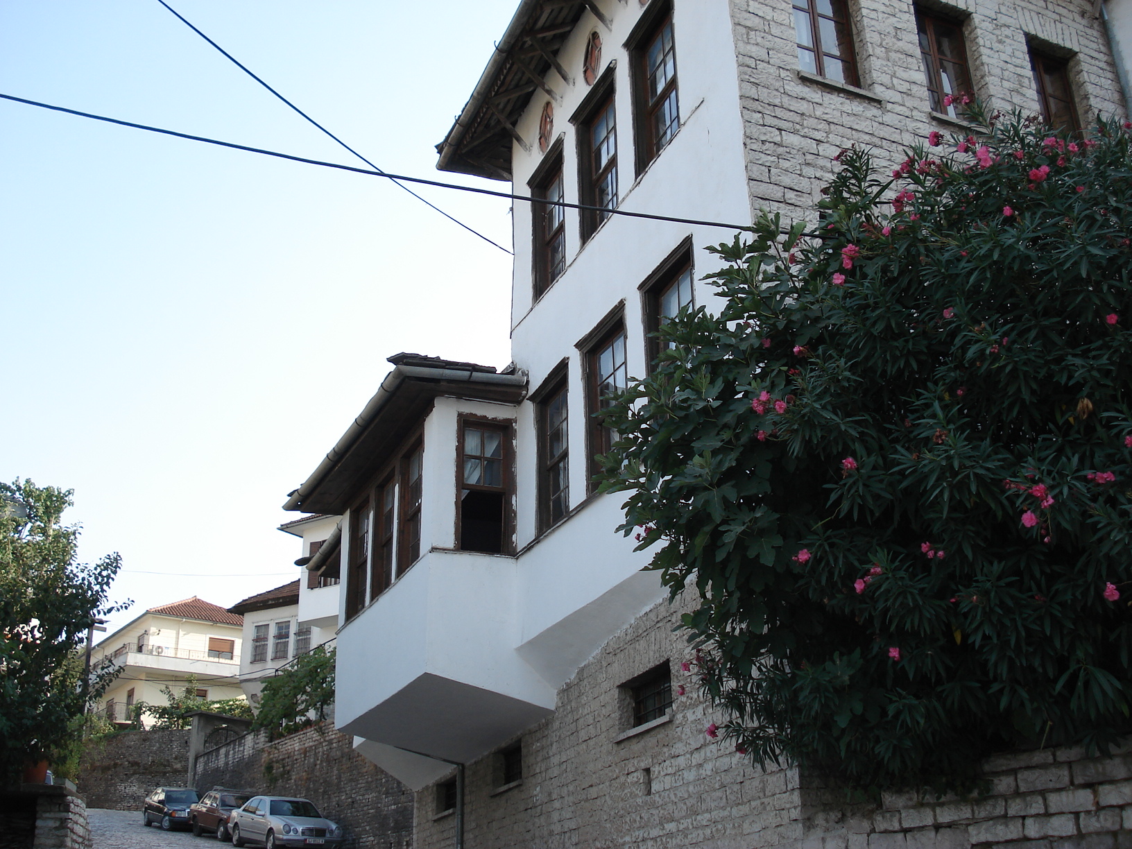 Этнографический музей. Это здание считается родным домом Энвера Ходжа - Гирокастра, Албания фото #2875