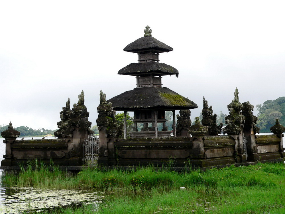 "Улун-Дану" храм посреди озера - Остров Бали, Индонезия фото #3063