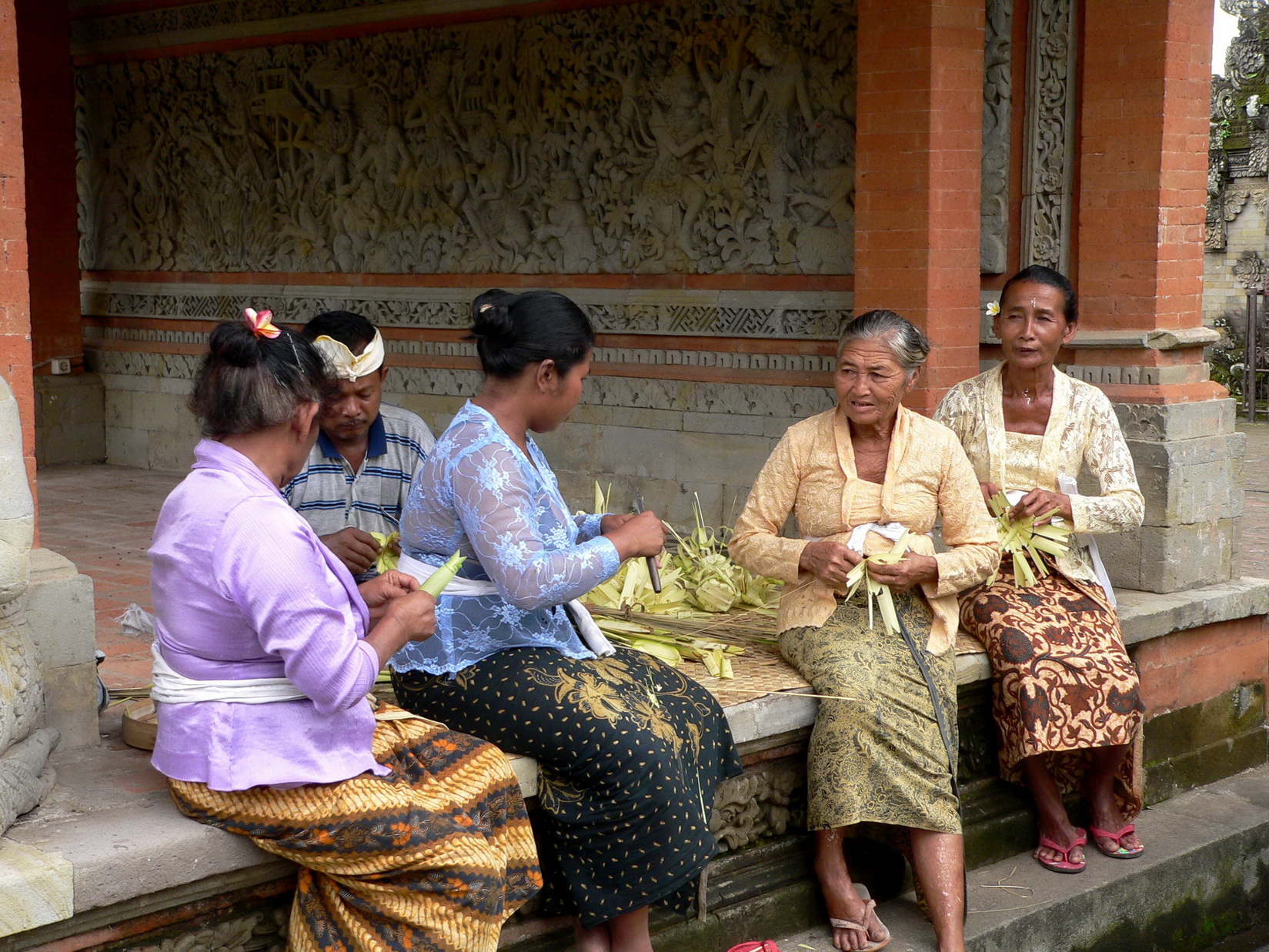 Важная часть ритуалов, подношения маленьких корзиночек с рисом - Остров Бали, Индонезия фото #3066