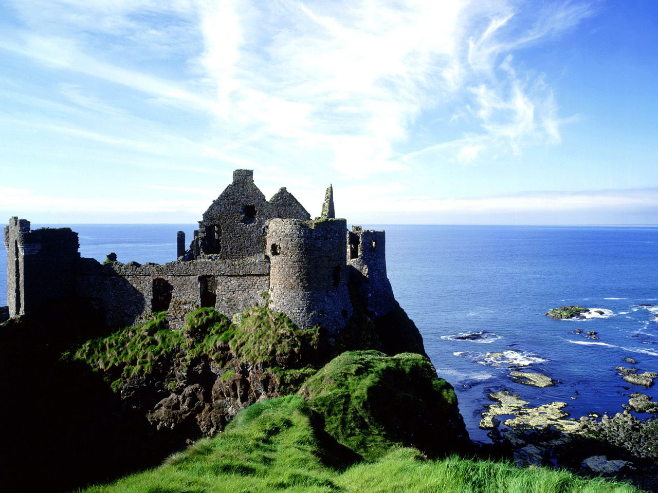 Замок Dunluce Castle в районе County Antriм - Ирландия фото #7527