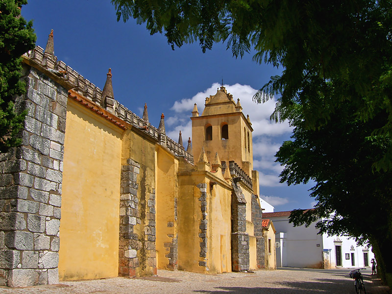Желтая церковь - Португалия фото #2390