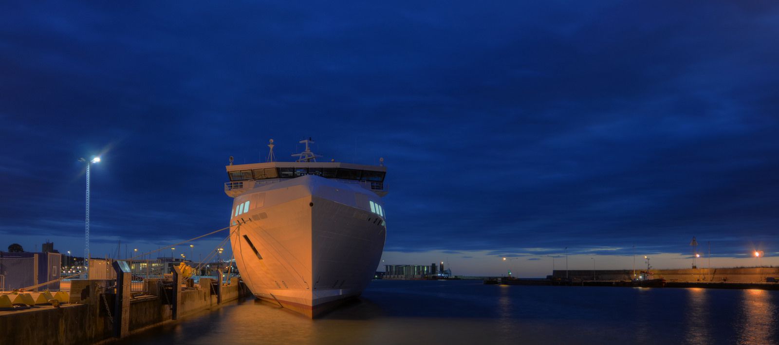 Корабль на пристани Висбю - Висбю, Швеция фото #32604