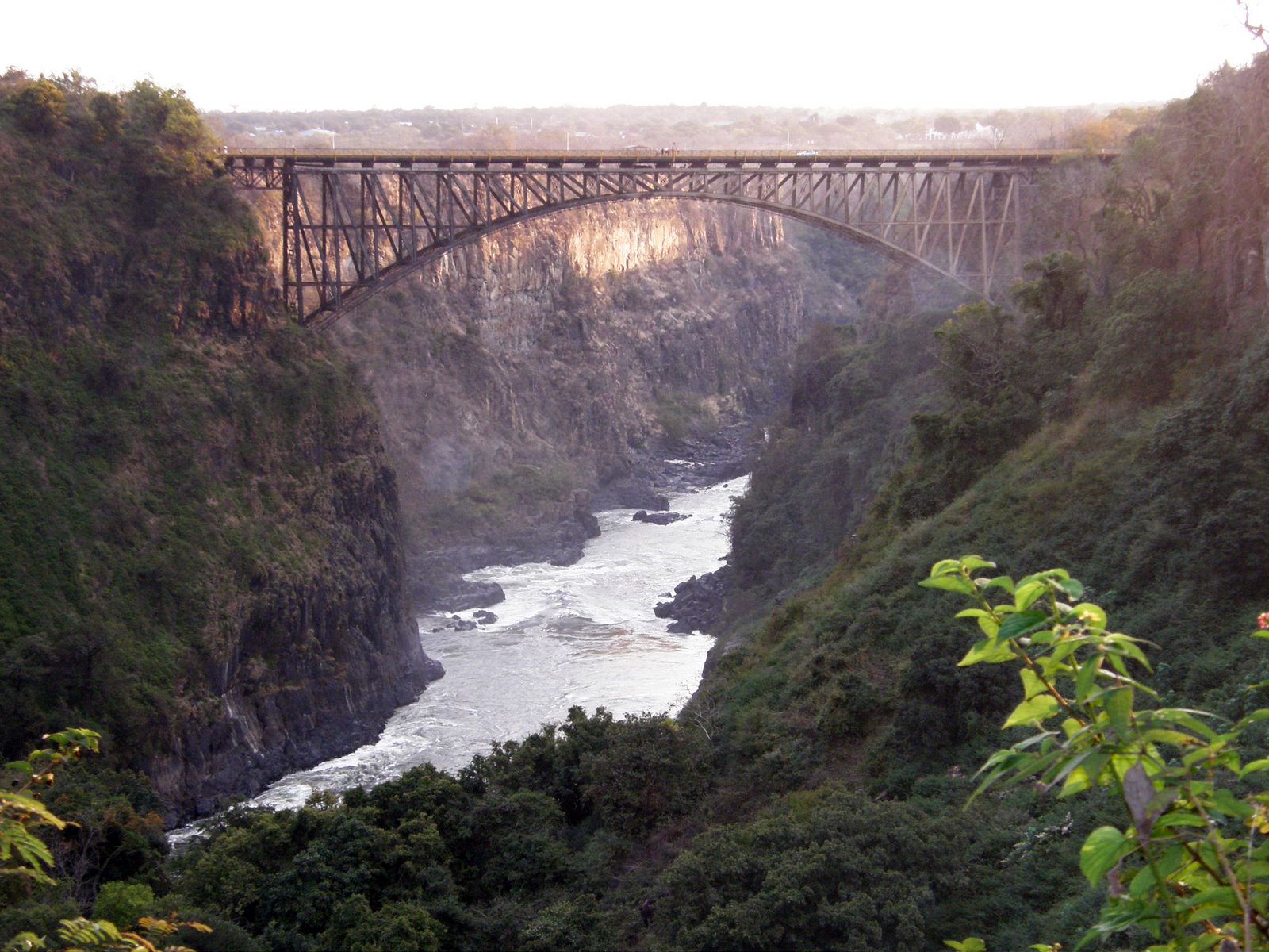 Мост у водопада Виктория, между Замбией и Зимбабве - Замбия фото #8517