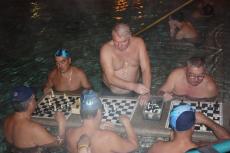 Местные мужики могут часами играть в шахматы в купальне Сечени