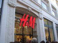 Сеть бутиков H&M стала жертвой туризма