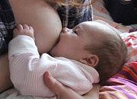 Женщину, кормившую ребенка грудью, попросили покинуть самолет