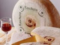 Американцы везут из Италии сыр, русские - одежду