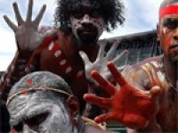 Австралия: туристам запретили спаивать аборигенов