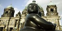 Берлин украсили фривольные скульптуры Ботеро