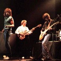 Первый за 19 лет концерт Led Zeppelin отложен из-за перелома пальца Пейджа