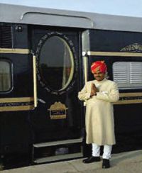 В Индии машинист попросил пассажиров подтолкнуть поезд
